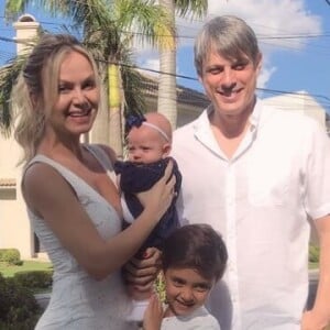 Eliana passou férias com a família, o noivo, Adriano Ricco, e os filhos, Arthur e Manuela, nos EUA