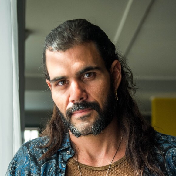 Mariano (Juliano Cazzaré) relata a Mãe do Quilombo (Zezé Motta) como escapou da morte na novela 'O Outro Lado do Paraíso: 'Estava escuro, não viram que eu acordei. Ainda bem, senão ela (Sophia, Marieta Severo) terminava o serviço ali mesmo. Ele (Zé Victor, Rafael Losso) abriu uma cova. Mas era uma cova rasa'