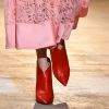 No outono de 2018, as botas vermelhas são tendência e não saíram dos pés das modelos. Durante o desfile da marca Self-Portrait na Semana de Moda de Nova York 2018, elas estiveram presentes