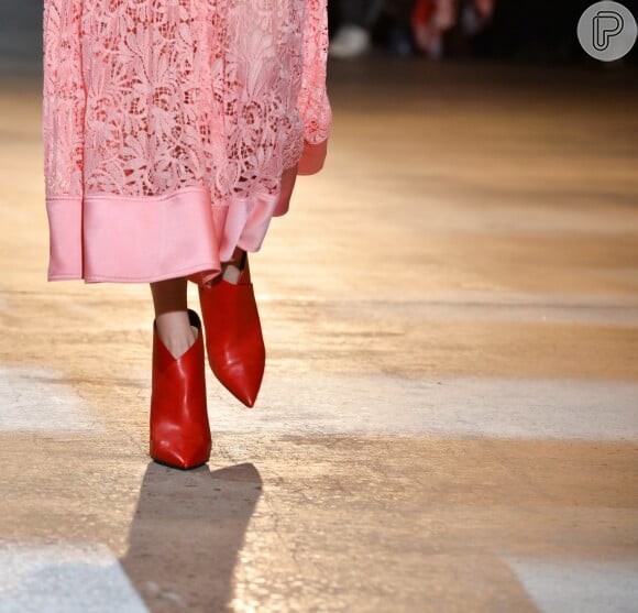 No outono de 2018, as botas vermelhas são tendência e não saíram dos pés das modelos. Durante o desfile da marca Self-Portrait na Semana de Moda de Nova York 2018, elas estiveram presentes