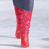 Durante o desfile da Tibi na Semana de Moda de Nova York 2018, as botas estiveram nos pés das modelos e aderiram o vermelho, cor tendência para o ano