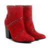 As botas vermelhas são as queridinhas da vez e o modelo da Zattini custa R$219,90
