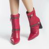 Na coleção inverno 2018 da marca Santa Lolla, a bota vermelha pode ser encontrada por R$ 499,90