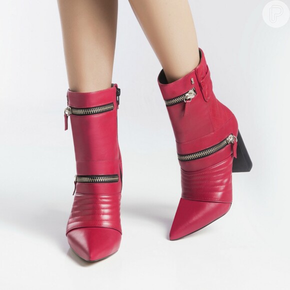 Na coleção inverno 2018 da marca Santa Lolla, a bota vermelha pode ser encontrada por R$ 499,90