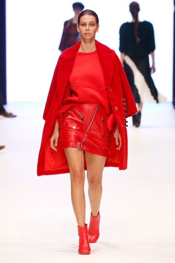A stylist afirma que apostar no look all red é um bom caminho para não errar