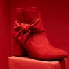 Na Mr. Cat, a bota vermelha com nó é vendida por R$ 289,90 nas lojas físicas e online