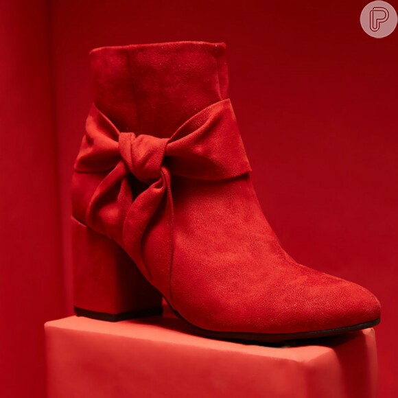 Na Mr. Cat, a bota vermelha com nó é vendida por R$ 289,90 nas lojas físicas e online