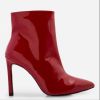 Em outro modelo da Amaro, a bota vermelha tem salto fino e custa R$259,90