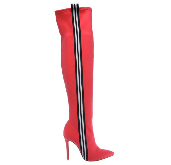 Em outro modelo de over the knee, a Schutz vende a bota vermelha por R$620,00