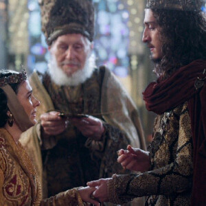 O casamento de Lucrécia (Tatá Werneck) e Rodolfo (Johnny Massaro) chega ao fim depois que o rei arma para a rainha ser acusada de traição na novela 'Deus Salve o Rei'