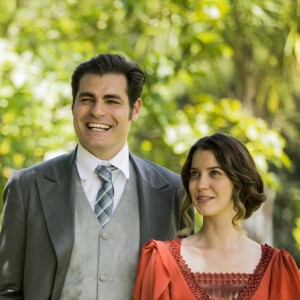 Darcy (Thiago Lacerda) surpreende Elisabeta (Nathalia Dill) com um beijo na novela 'Orgulho e Paixão'