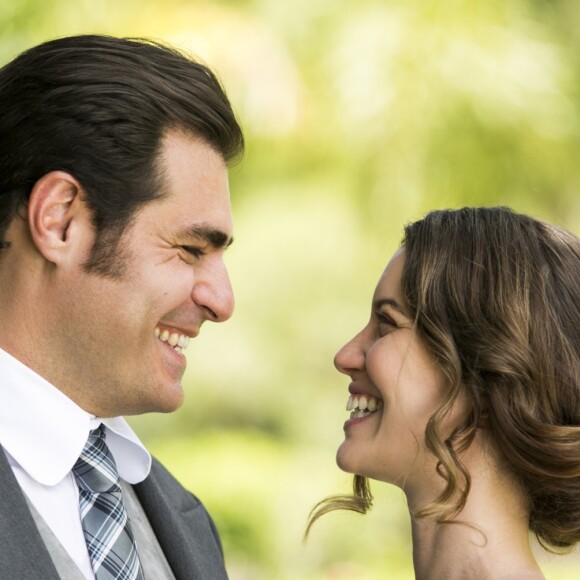 Darcy (Thiago Lacerda) e Elisabeta (Nathalia Dill) se beijam pela primeira vez na novela 'Orgulho e Paixão'