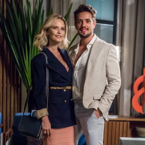 Renato (Rafael Cardoso) e Fabiana (Fernanda Rodrigues) priorizam lucro em relação na novela 'O Outro Lado do Paraíso'