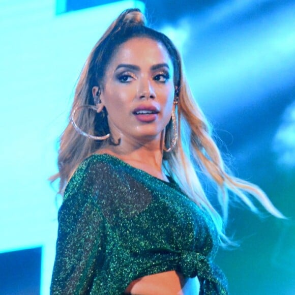 Anitta se apresentou no Premio Lo Nuestro, festa dedicada à música latina em Miami