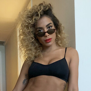 Anitta usa look moderno e cabelo cacheado em clipe com Safadão