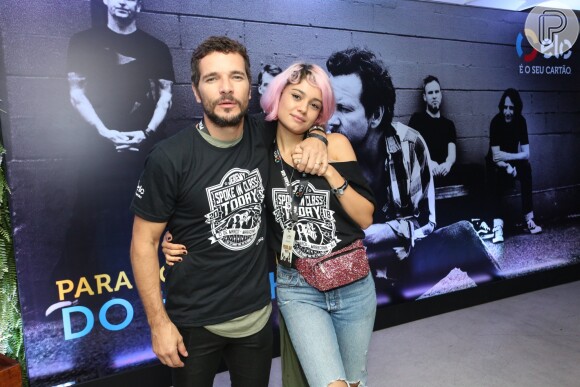Sophie Charlotte exibiu o cabelo rosa em show do grupo Pearl Jam, ao lado do marido, Daniel de Oliveira: 'Tinta semipermanente. Daqui a pouco sai'