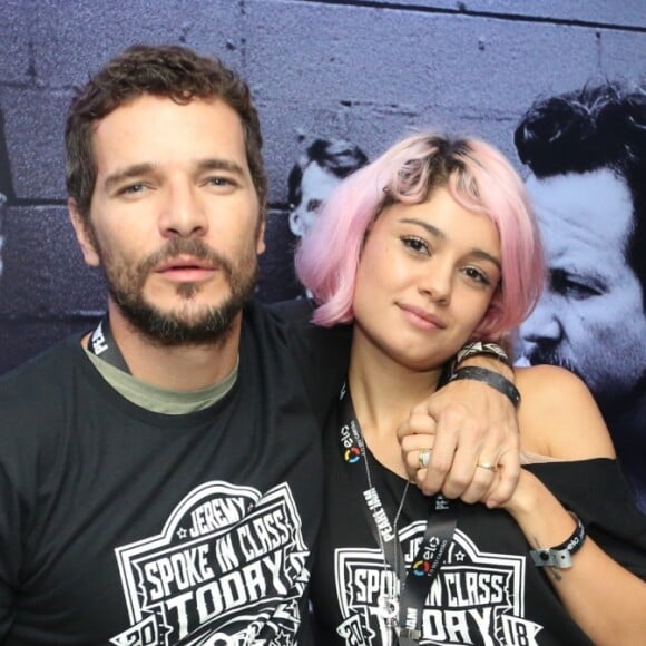 Sophie Charlotte exibiu o cabelo rosa em show do grupo Pearl Jam, ao lado do marido, Daniel de Oliveira: 'Tinta semipermanente. Daqui a pouco sai'