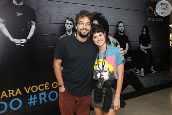 Humberto Carrão levou a namorada, Chandelly Braz, ao show do grupo Pearl Jam, no Maracanã, na noite desta quarta-feira, 21 de março de 2018