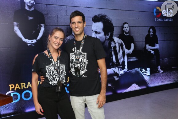 Juliana Silveira teve a companhia do marido, o empresário João Vergara, no show do grupo Pearl Jam, no Maracanã, na noite desta quarta-feira, 21 de março de 2018