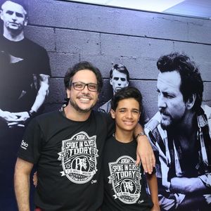 Lúcio Mauro Filho levou o filho Bento ao show do grupo Pearl Jam, no Maracanã, na noite desta quarta-feira, 21 de março de 2018