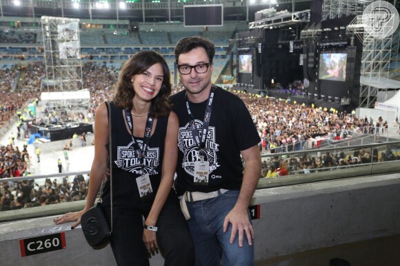 Emilio Orciollo Netto levou a mulher, Mariana Barreto, ao show do grupo Pearl Jam, no Maracanã, na noite desta quarta-feira, 21 de março de 2018