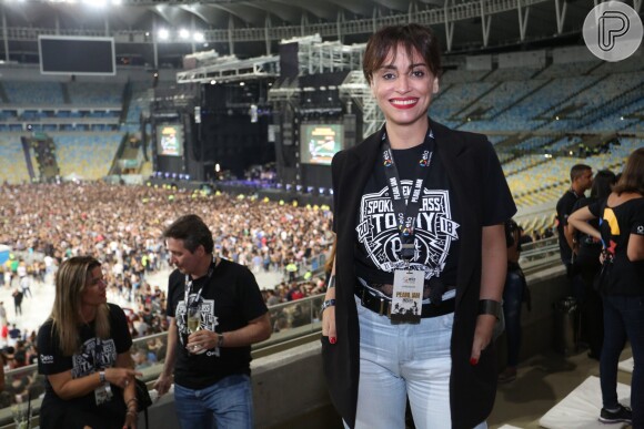 Suzana Pires conferiu o show do grupo Pearl Jam, no Maracanã, na noite desta quarta-feira, 21 de março de 2018