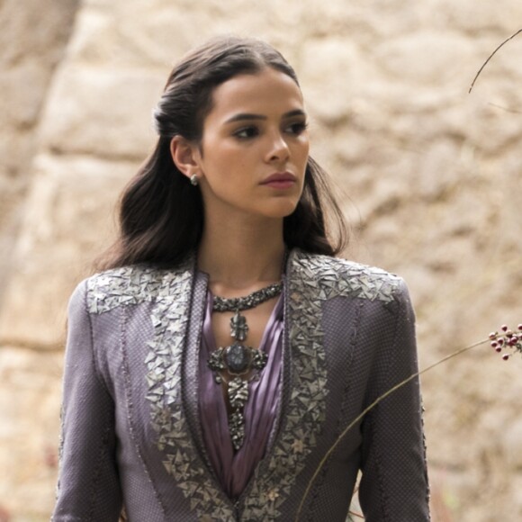 Catarina (Bruna Marquezine) leva o informante, Virgílio (Ricardo Pereira), para a cama na novela 'Deus Salve o Rei'