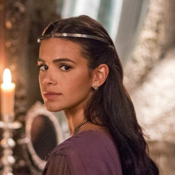 Catarina (Bruna Marquezine) visita uma feiticeira e é avisada na novela 'Deus Salve o Rei': 'Você continuará com uma coroa em sua cabeça. Aquilo que você tanto desejou finalmente irá acontecer. Desde que a semente seja plantada em seu ventre'