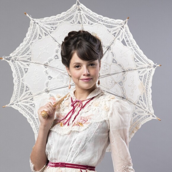 Após novo beijo em Darcy (Thiago Lacerda), Elisabeta (Nathalia Dill) conta a Ema (Agatha Moreira) estar apaixonada pelo rapaz na novela 'Orgulho e Paixão'