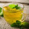 Segundo a nutricionista Patricia Davidson, chá verde, chá de hortelã, cavalinha, alecrim, cidreira, dente de leão e erva-doce são desintoxicantes e drenantes