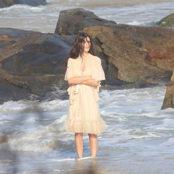 Vitoria Strada estava com os cabelos longos e completamente castanhos para dar vida à mocinha da novela das seis