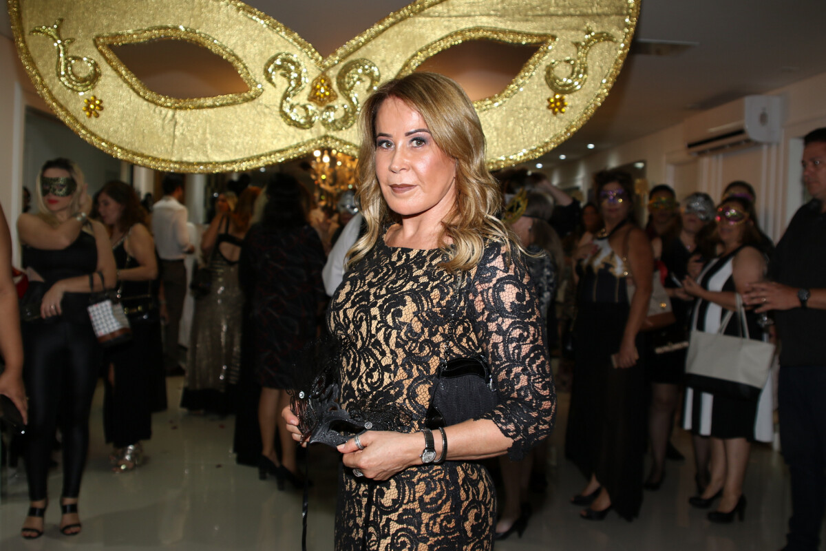 Foto: Zilu Camargo apostou em penteado ondulado e maquiagem bronzeada para  festa - Purepeople