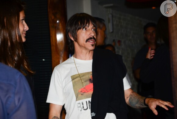 Vocalista do Red Hot Chilli Peppers, Anthony Kiedis é fotografado em restaurante, em São Paulo, na noite desta quinta-feira, 22 de março de 2018