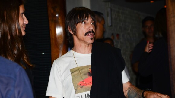 Em SP para o Lollapalooza, Anthony Kiedis é fotografado com modelos brasileiras
