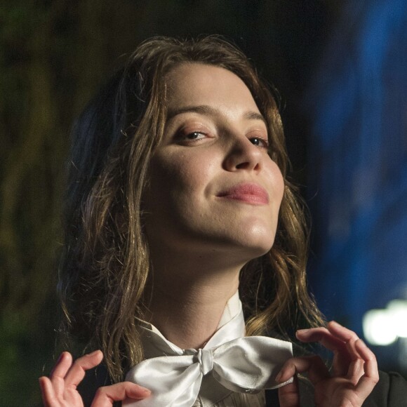 Elisabeta (Nathalia Dill) pede conselho a Ema (Agatha Moreira) sem falar do beijo que recebeu de Darcy (Thiago Lacerda) no capítulo de terça-feira, 27 de março de 2018 da novela 'Orgulho e Paixão'