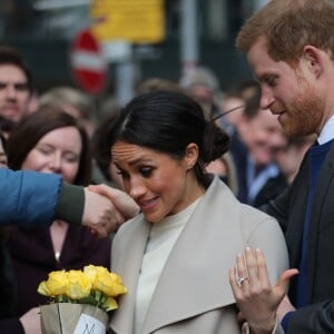 Meghan Markle e Príncipe Harry se surpreende ao ser presenteada por admirador irlandês