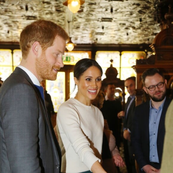 Meghan Markle combinou um suéter Victoria Beckham com uma saia midi verde Greta Constantine