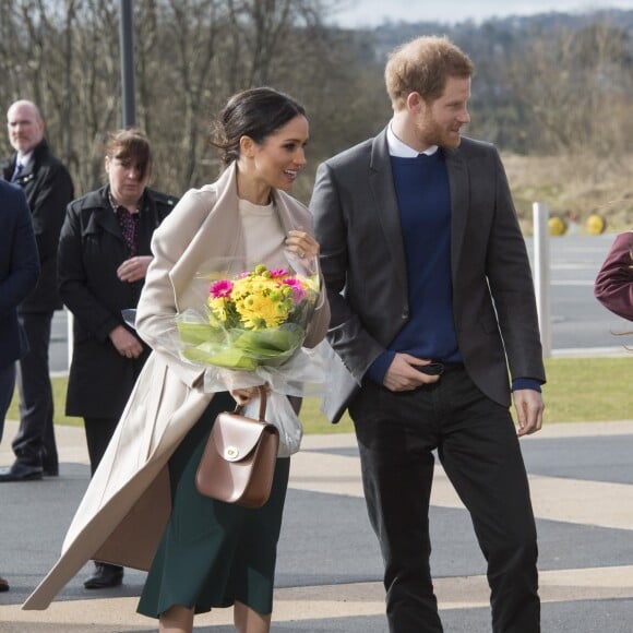 Meghan Markle ganhou flores durante a visita à Irlanda do Norte