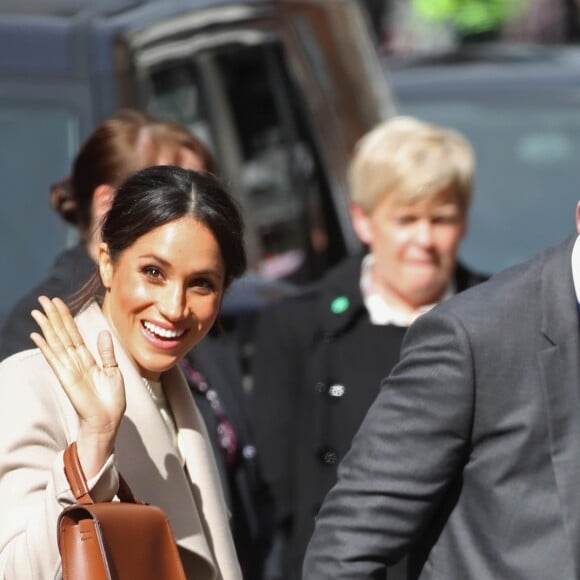 Meghan Markle acena ao chegar na Irlanda do Norte com Príncipe Harry