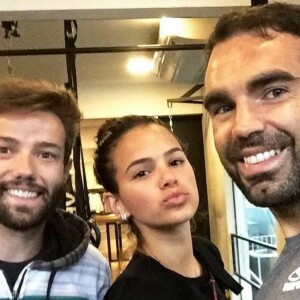 'Ela consegue sempre treinar pelo menos três vezes na semana. Ela faz eletroestimulação comigo e luta e funcional com o Chico Salgado', explica Tobias Campbell sobre Bruna Marquezine