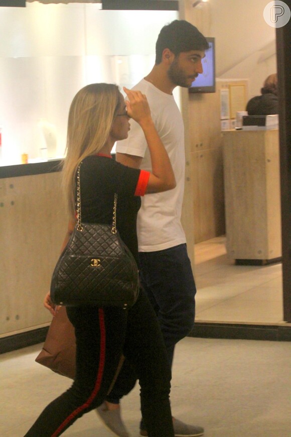 Anitta escolheu uma bolsa Chanel para a manhã de compras com o marido, Thiago Magalhães