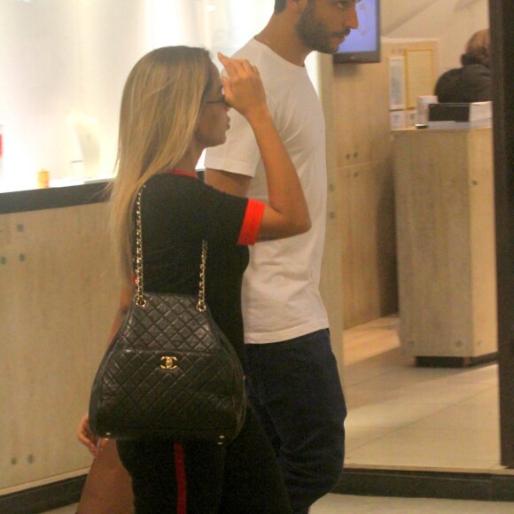 Anitta escolheu uma bolsa Chanel para a manhã de compras com o marido, Thiago Magalhães
