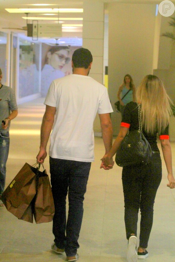 Anitta deixa shopping de mãos dadas com o marido, Thiago Magalhães