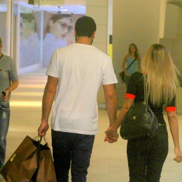 Anitta deixa shopping de mãos dadas com o marido, Thiago Magalhães