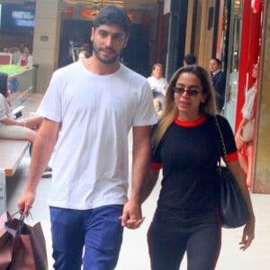 Anitta e o marido, Thiago Magalhães, caminham de mãos dadas no shopping Fashion Mall, em São Conrado