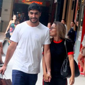 Anitta e o marido, Thiago Magalhães, passeiam em shopping neste sábado, dia 24 de março de 2018