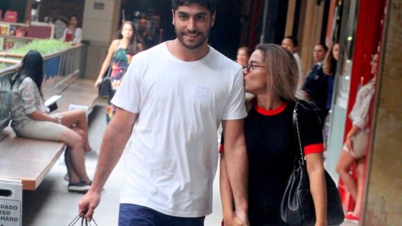 Anitta, com look casual, e o marido, Thiago Magalhães, vão às compras. Fotos!