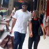 Anitta faz carinho no marido, Thiago Magalhães, durante manhã de compras