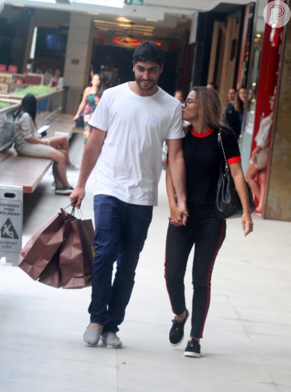 Anitta faz carinho no marido, Thiago Magalhães, durante manhã de compras