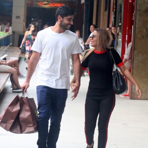 Anitta e o marido, Thiago Magalhães, escolheram looks confortáveis para ir às compras juntos